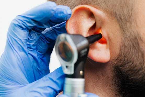 Aparelho médico para checar ouvido.