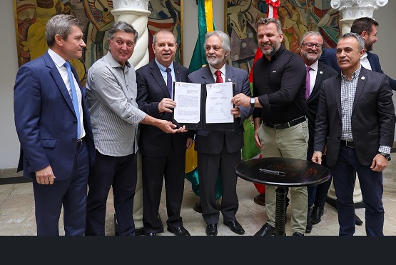 Magistrados seguram contrato.