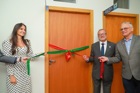 Magistrados desfazem o laço da porta.