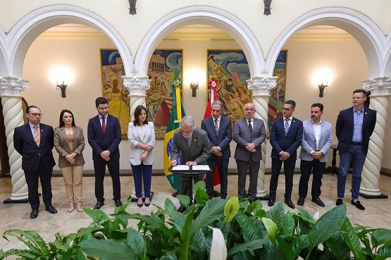 Autoridades assinam protocolo.