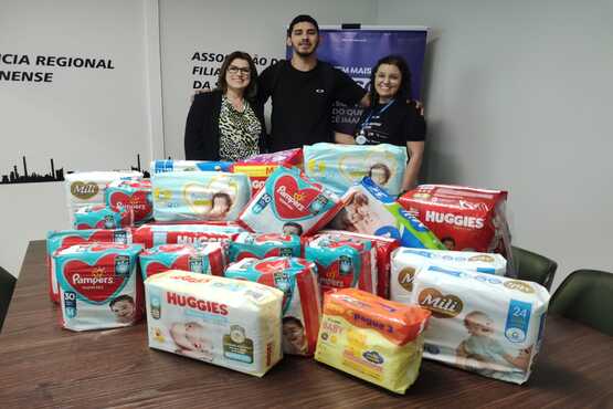 Servidores com as doações de fraldas.