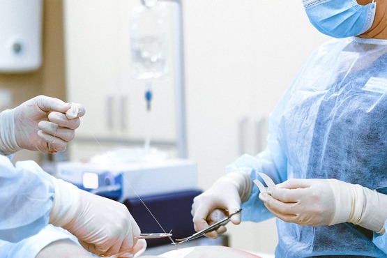 Médicos atuando.
