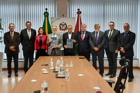 Reunião no salão nobre.