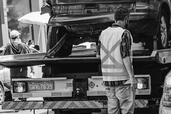 Carro sendo guinchado.