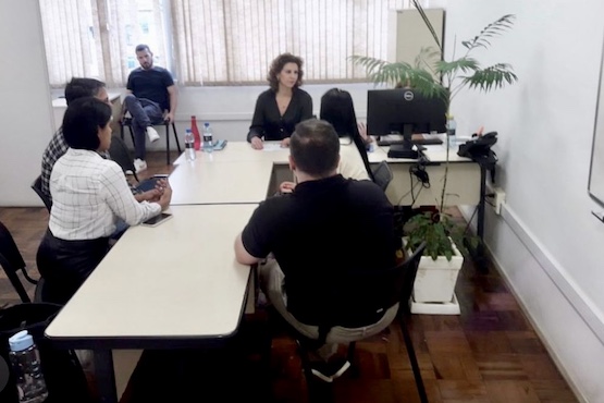 Servidores reunidos em sala.