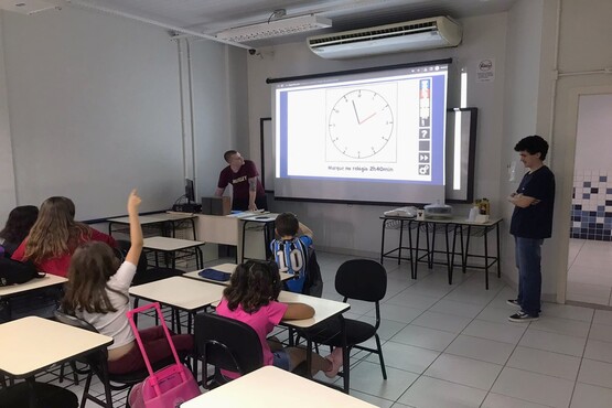 Aula com crianças e adolescentes.