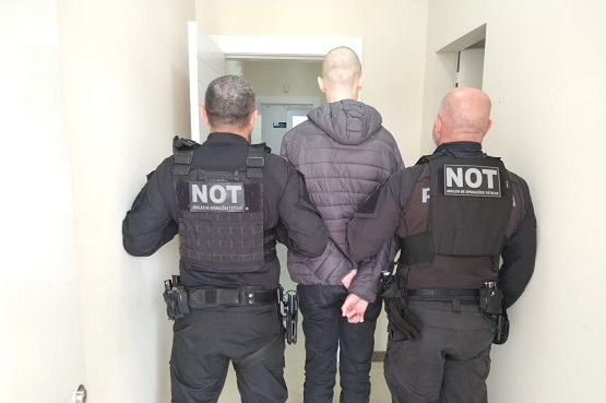 Policiais penais acompanham réu.