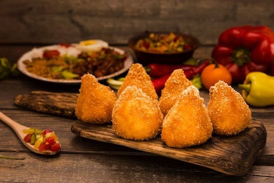 Coxinhas postas na mesa.