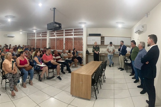 Autoridades falam na solenidade de entrega de títulos.
