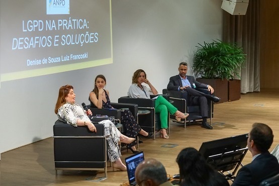 Autoridades presentes no painel.