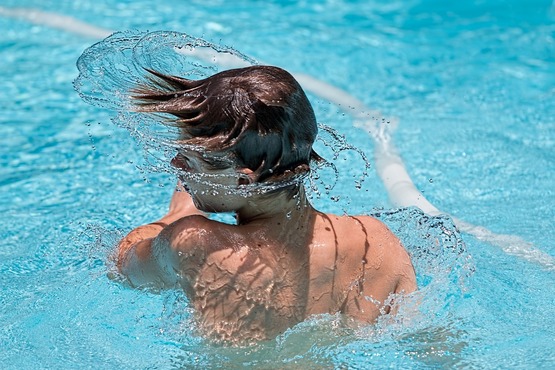 Criança na piscina.