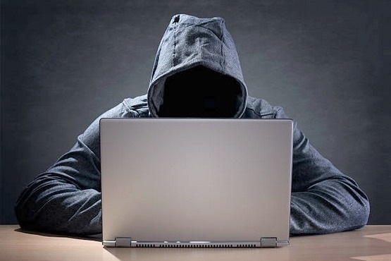 Homem em frente a computador.