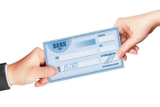 Duas mãos segurando cheque.