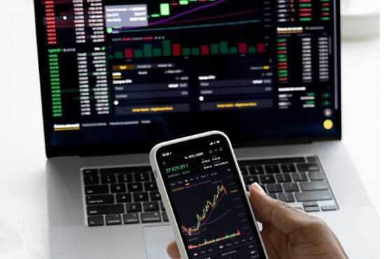 Computador mostrando tela de investimentos.