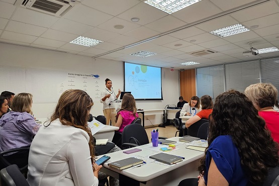 Oficina com servidores.