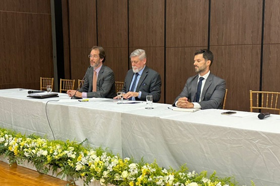 Magistrados na mesa do congresso.