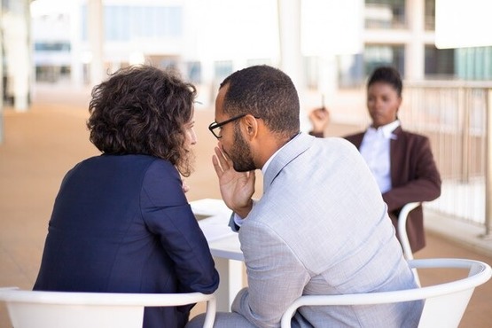 Homem e mulher conversando.