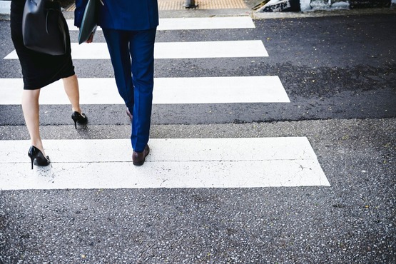 Pessoas atravessando a rua.