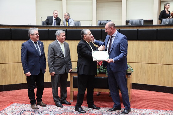 Entrega do título de cidadão catarinense ao desembargador Antônio do Rêgo Monteiro Rocha.