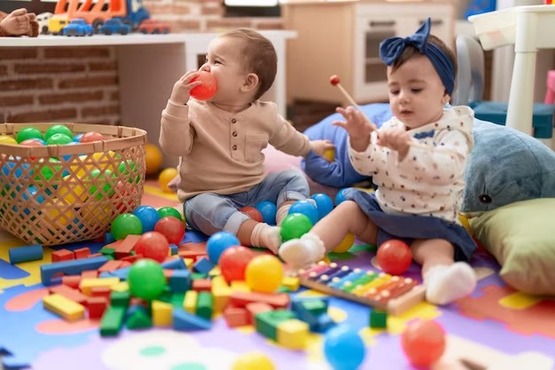 Bebês brincando.