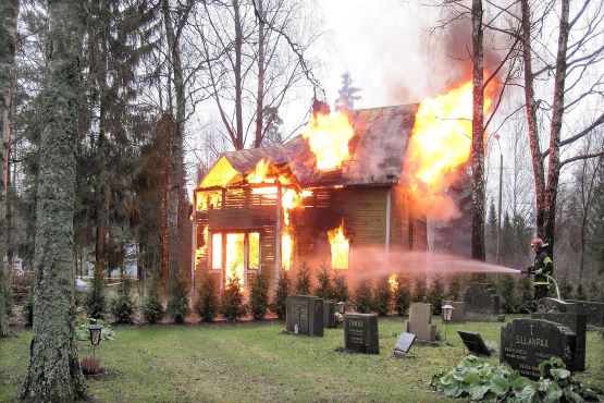 Casa pegando fogo.