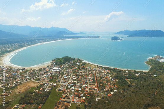 Vista aérea de praia.
