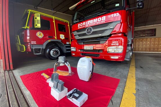 Caminhão de bombeiros.