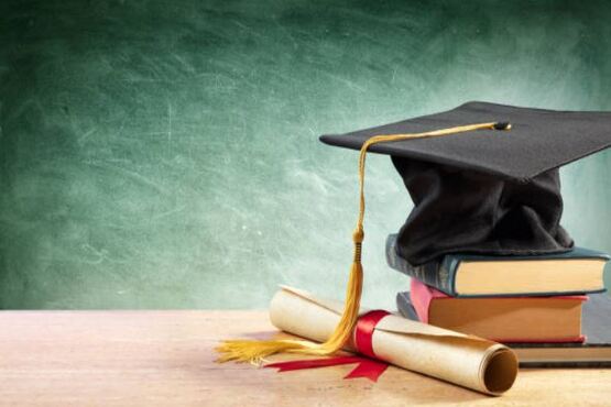 Livros e chapéu de formatura.