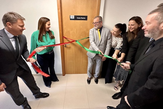 Abertura simbólica de porta.