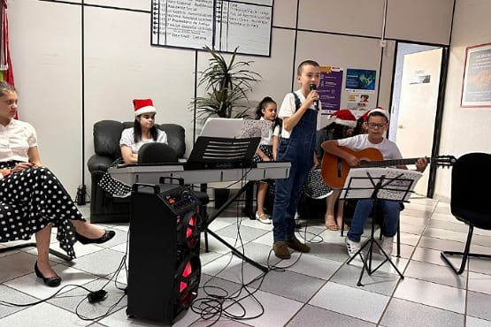 Servidores cantando músicas de Natal.