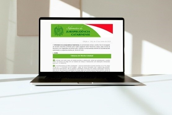 Computador mostra a página do Informativo da Jurisprudência.