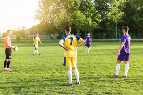 Crianças em campo de futebol.
