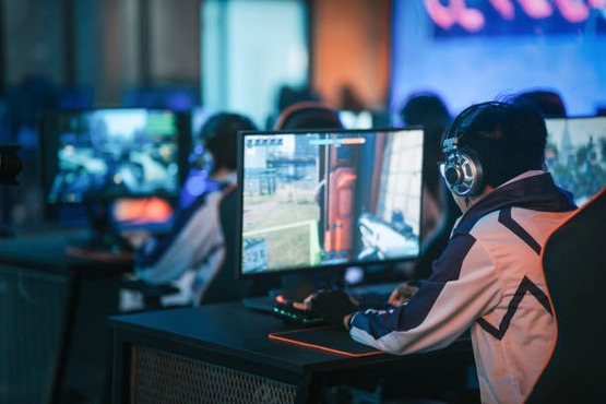 Pessoa jogando jogo online.