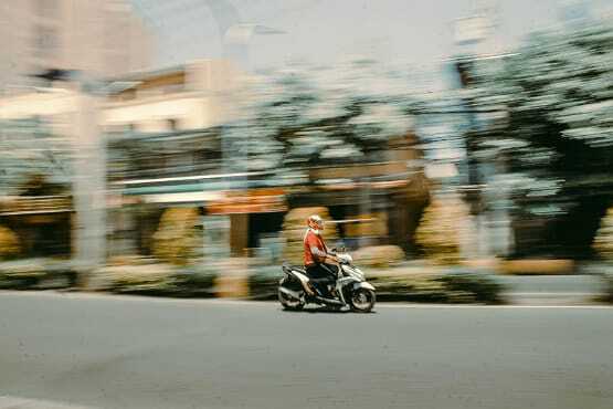Motociclista em estrada.