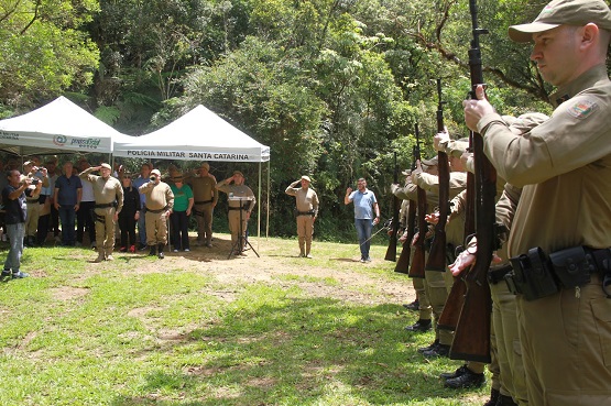 homenagem aos policiais militares mortos em combate