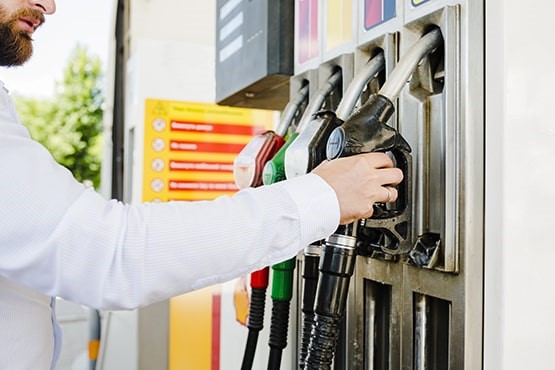 homem em bomba de gasolina
