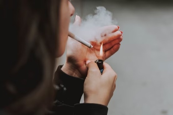 mulher fumando cigarro