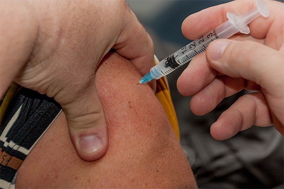 vacina aplicada em braço