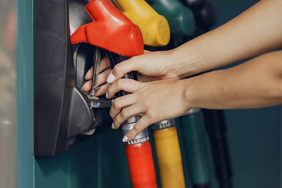 mulher segurando bomba de combustível