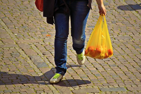 mulher carregando sacolas de compras