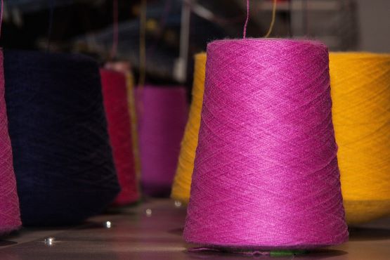 fios de costura pink e laranjado