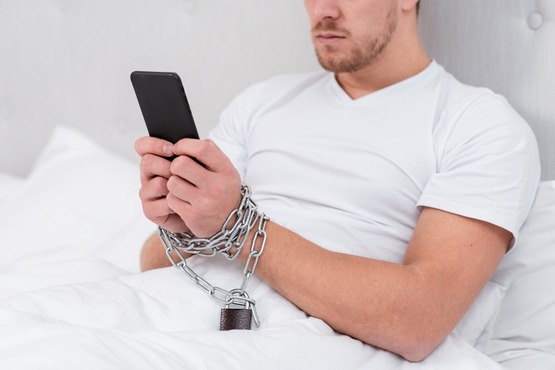 Homem acorrentado ao celular