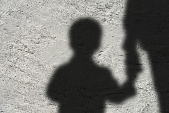Sombra de criança segurando a mão do pai