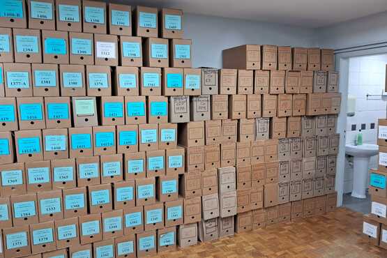 processos empilhados em caixas