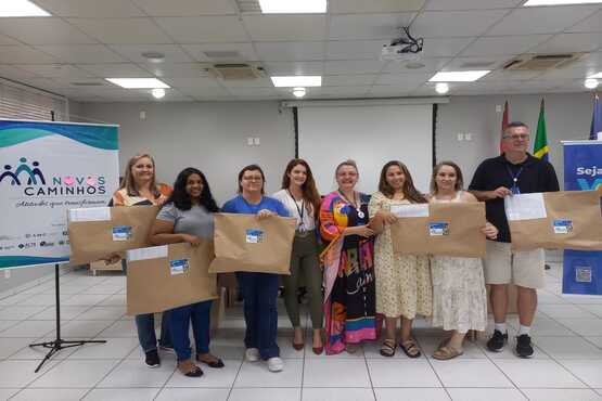 Recebimento de kits de material escolar
