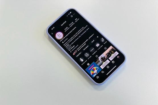 Celular exibindo Instagram do TJSC