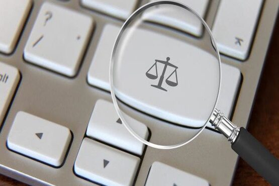 Tecla enter com símbolo da justiça