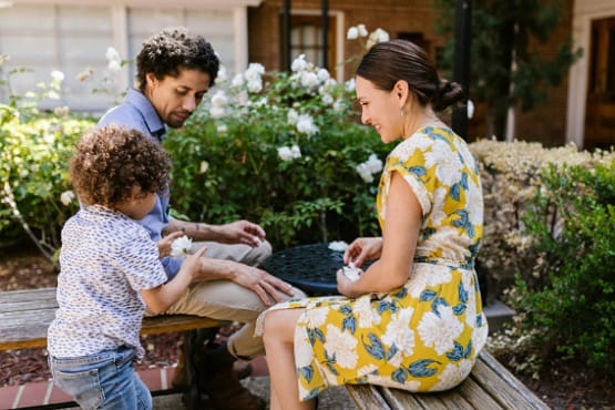 família praticando jardinagem