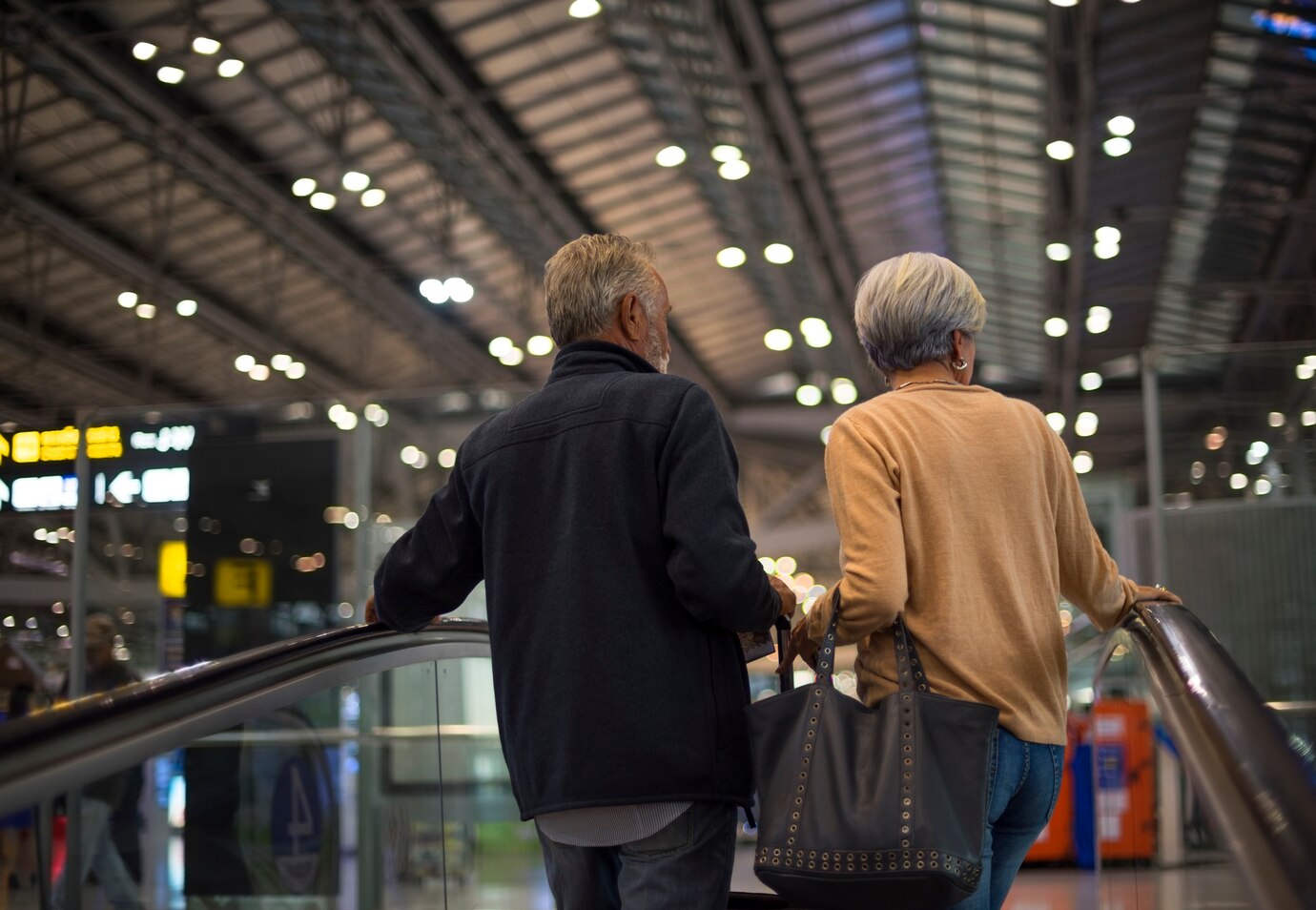 Idosos em aeroporto