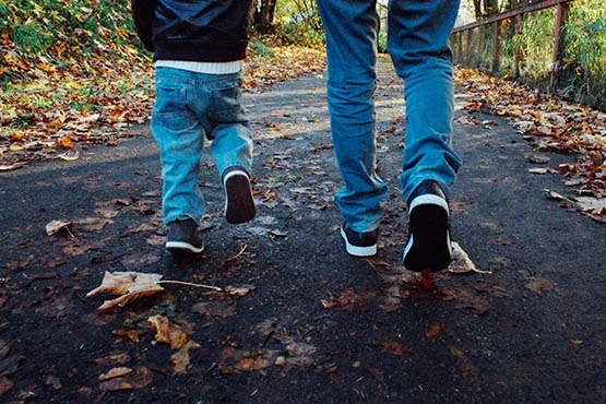 pai e filho caminhando